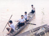 Certains enfants des iles voisines viennent en pirogue 
